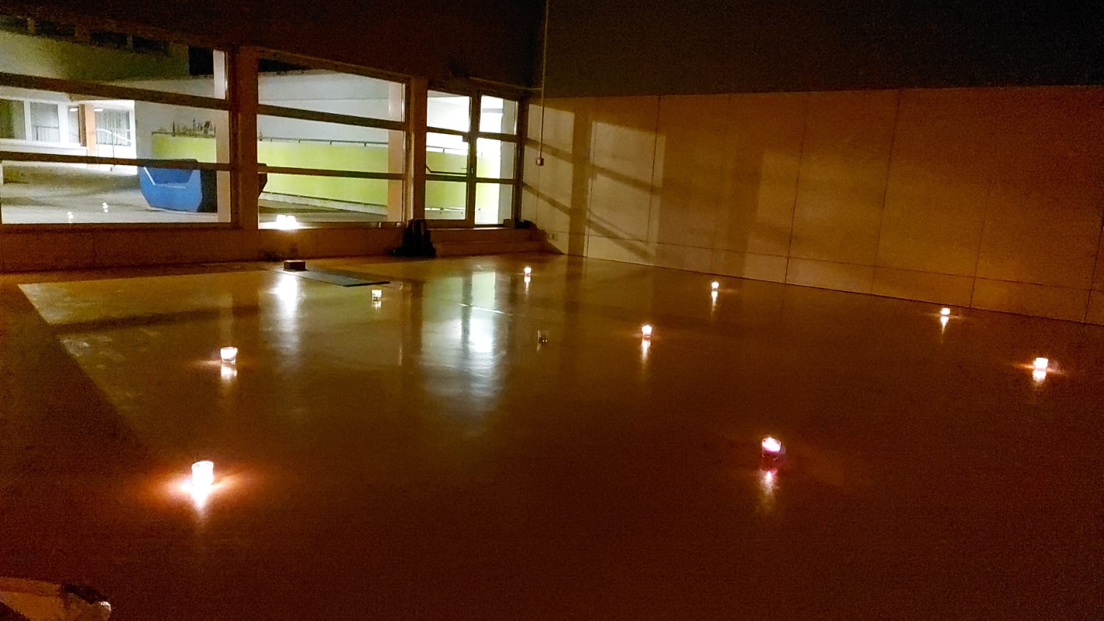 Yogastimmung_Gr.Enzersdorf Yogastimmung mit Kerzenlicht und duftenden Räucherstäbchen